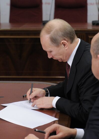 Vladimir Putin submits his registration documents