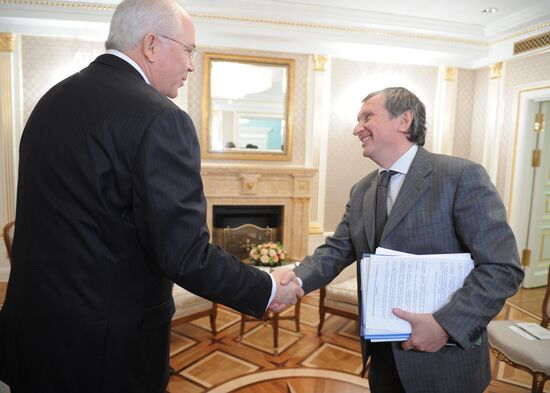 Vladimir Putin meets with Elías Jaua Milano in Moscow