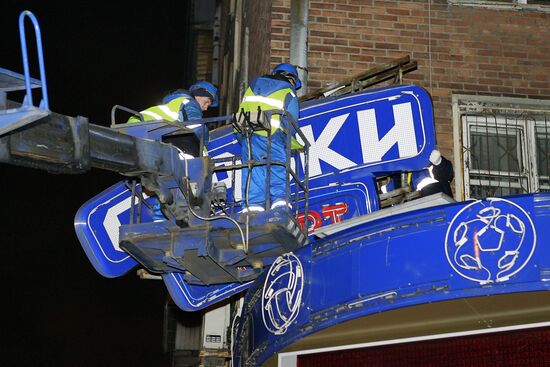 Dismantling signs of bookmaker offices and slot parlors