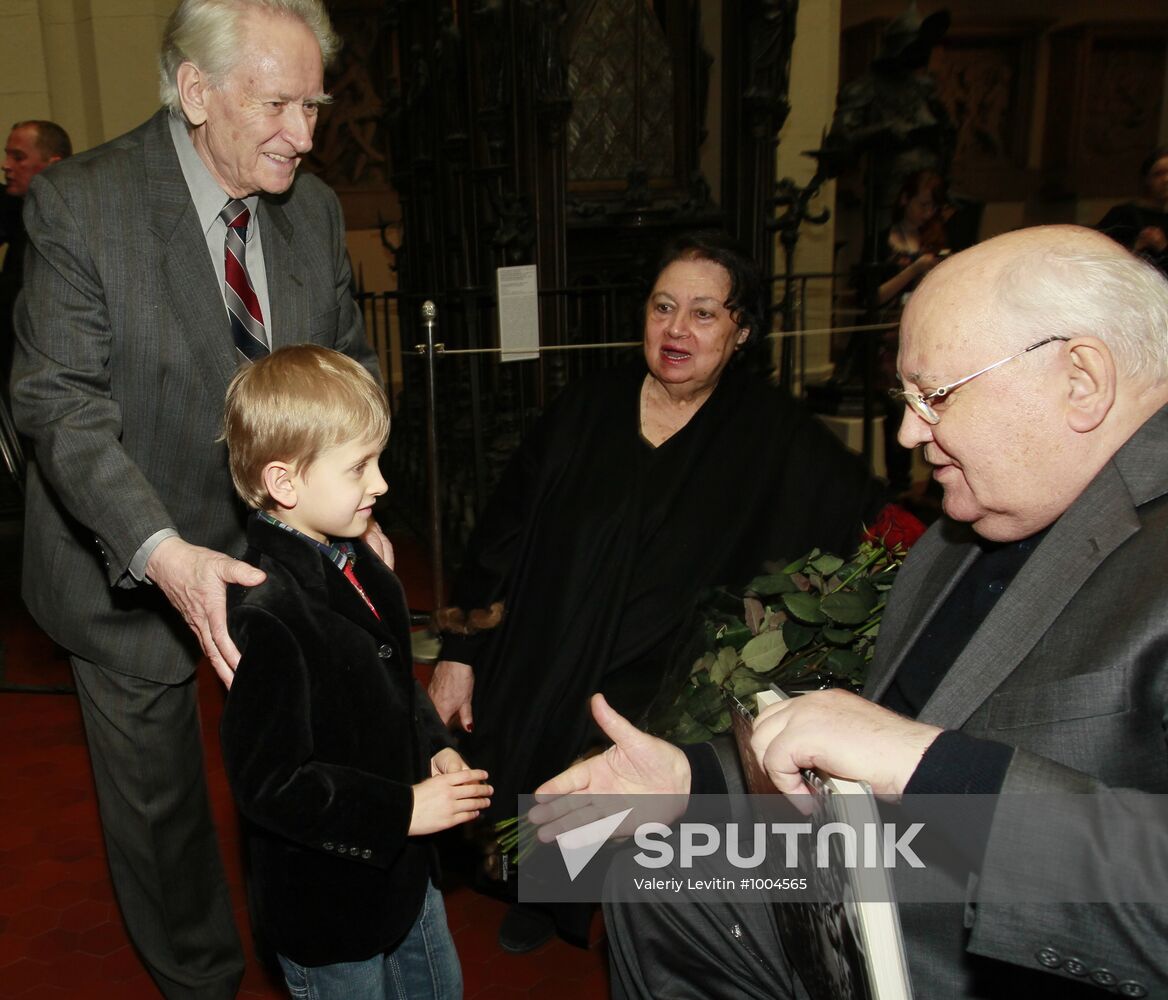 Photo exhibition 'To see the time' by Henry Borovik