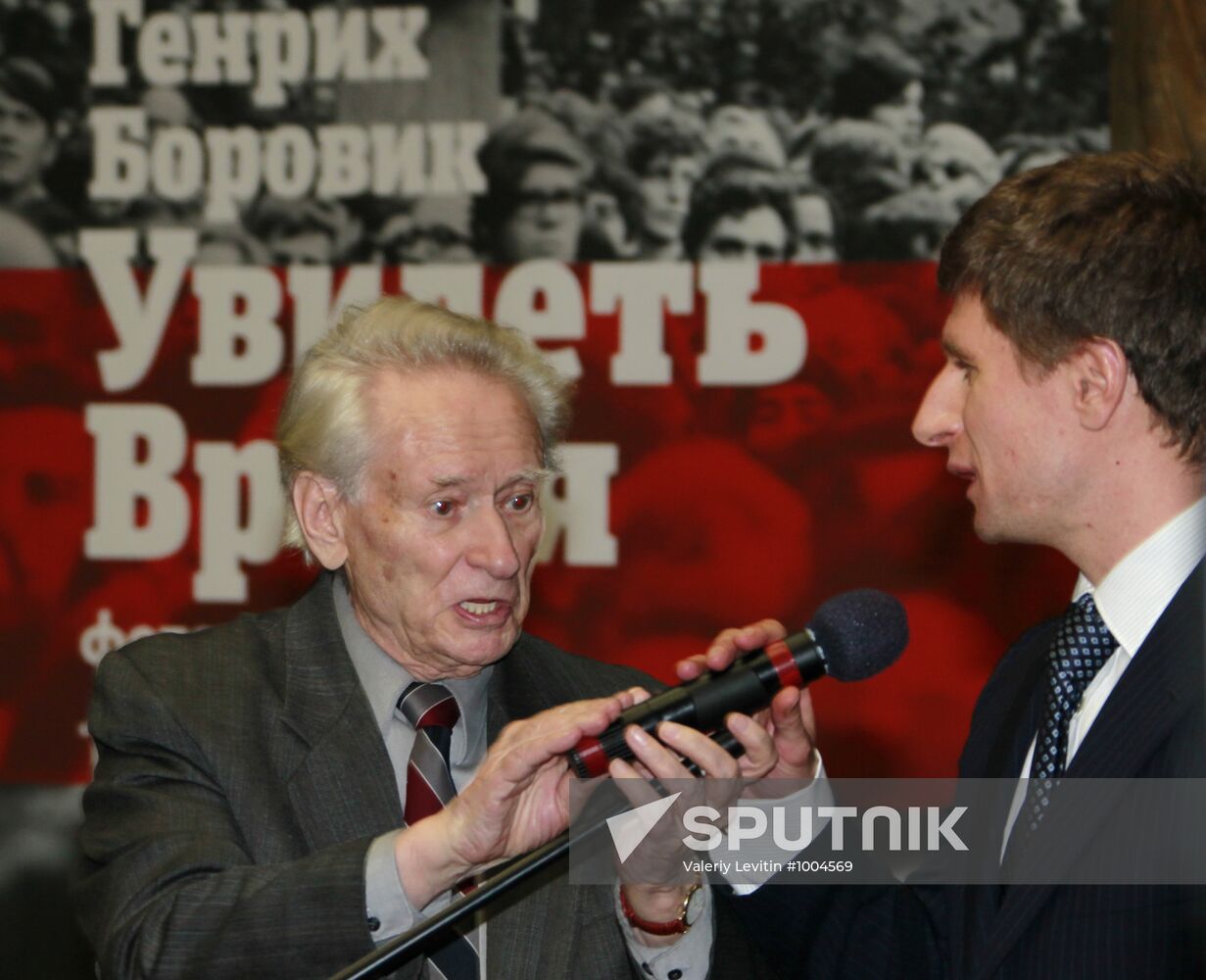 Photo exhibition 'To see the time' by Henry Borovik