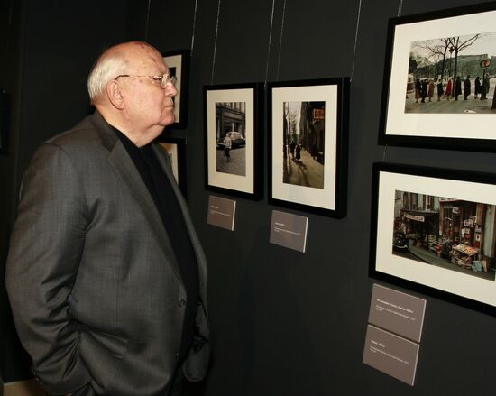 Photo exhibition 'To see the time' by Henry Borovik