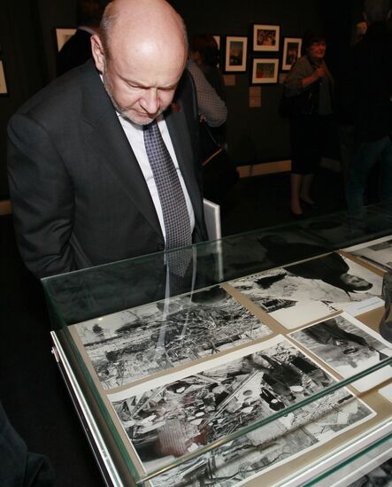 Photo exhibition 'To see the time' by Henry Borovik