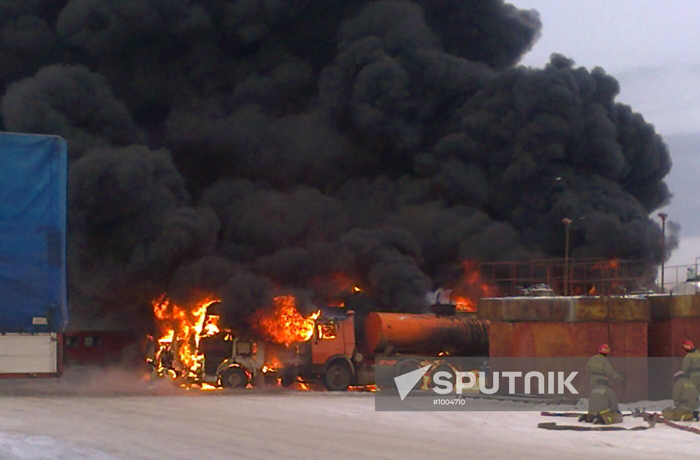 Five fuel tanks on fire in Perm