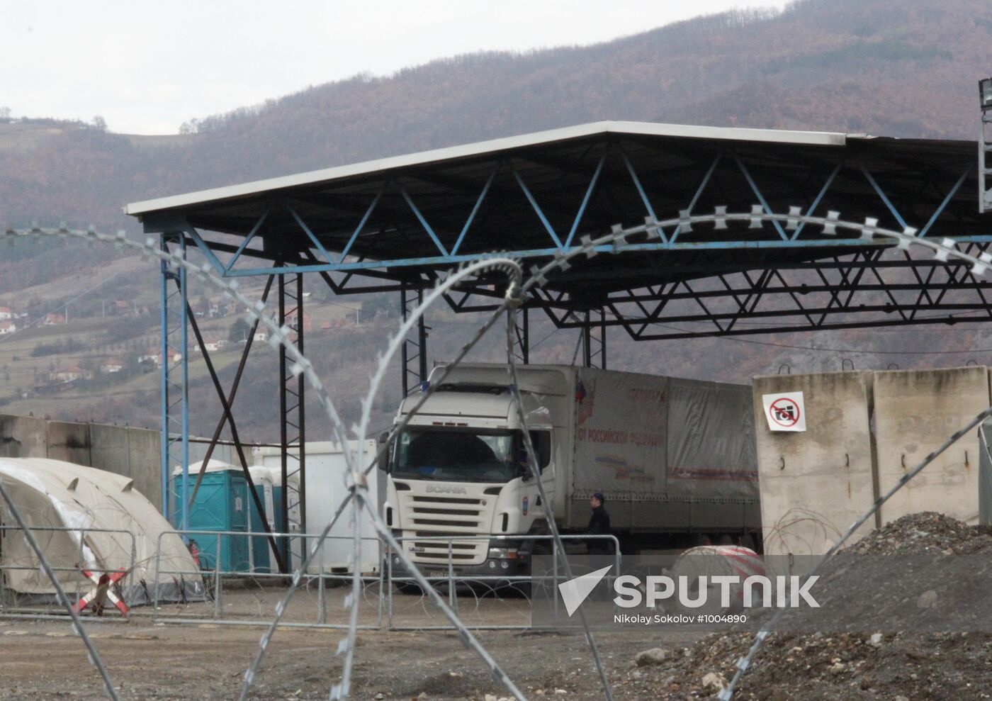 Russian Humanitarian aid convoy stopped at Kosovo border