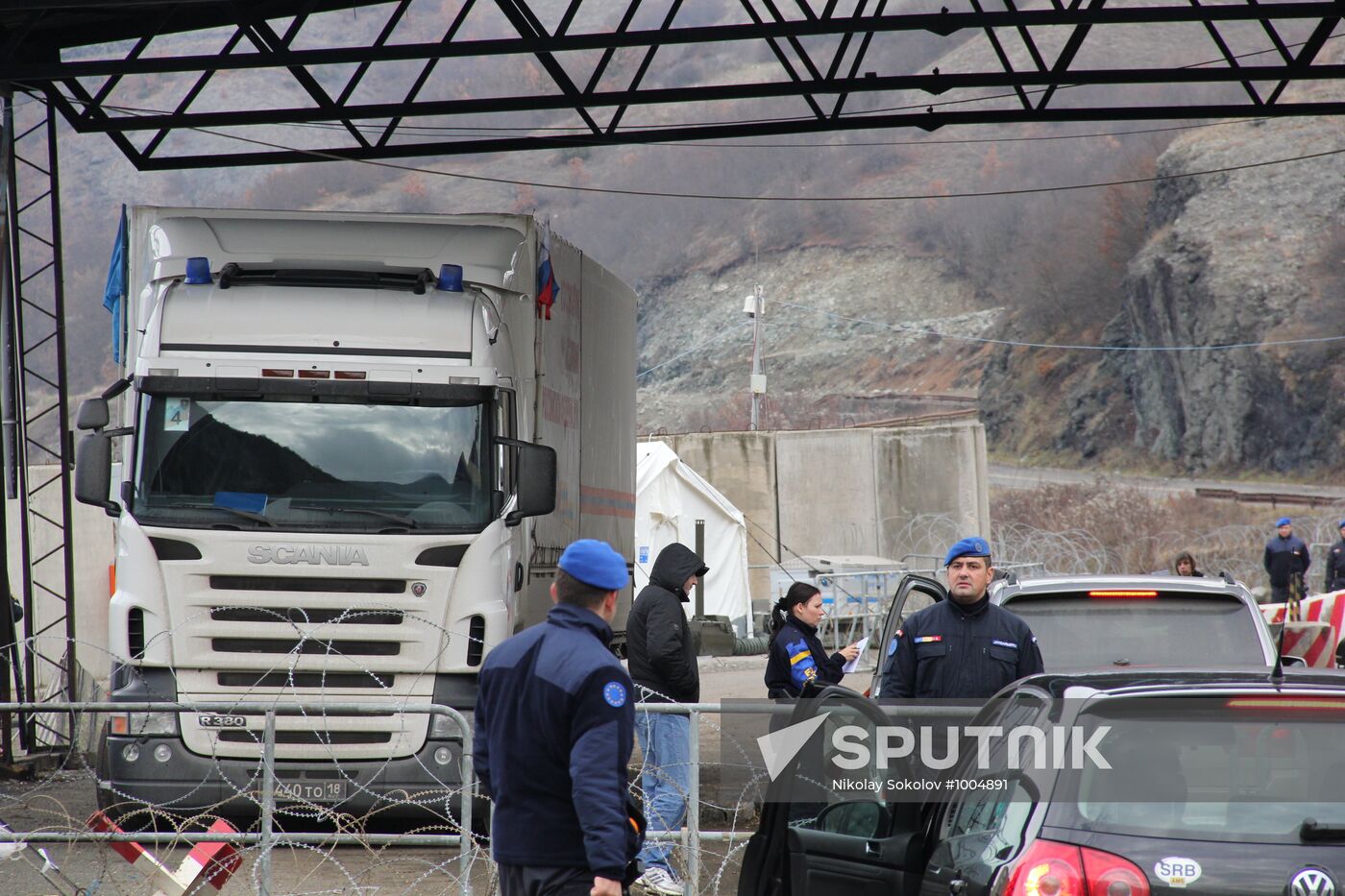 Russian Humanitarian aid convoy stopped at Kosovo border