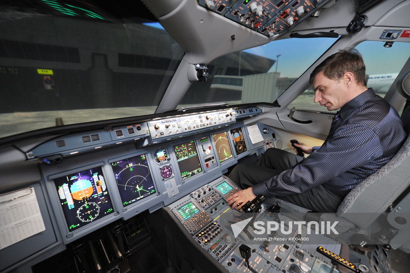 Sukhoi Superjet 100 training center opens