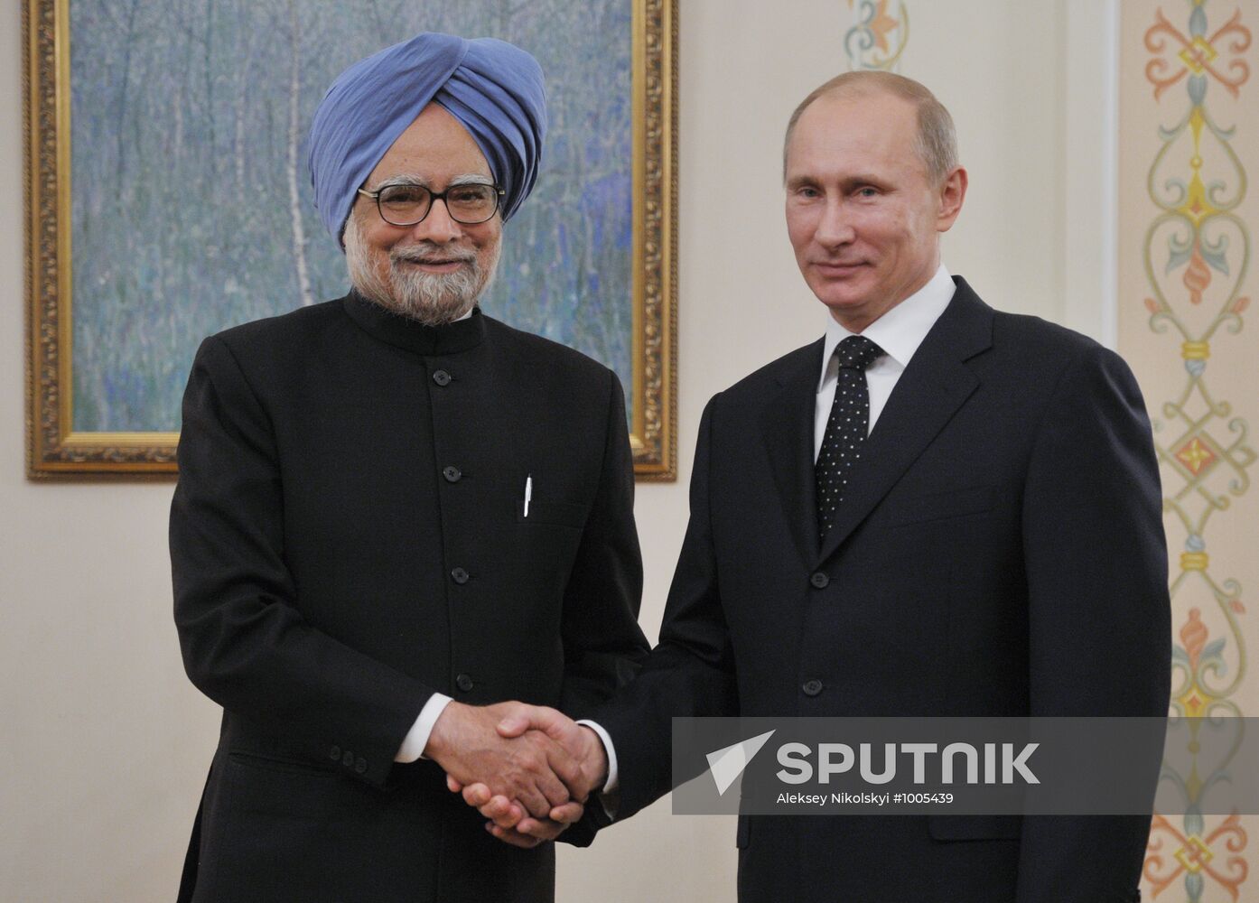 Vladimir Putin and Manmohan Singh meet in Novo-Ogaryovo