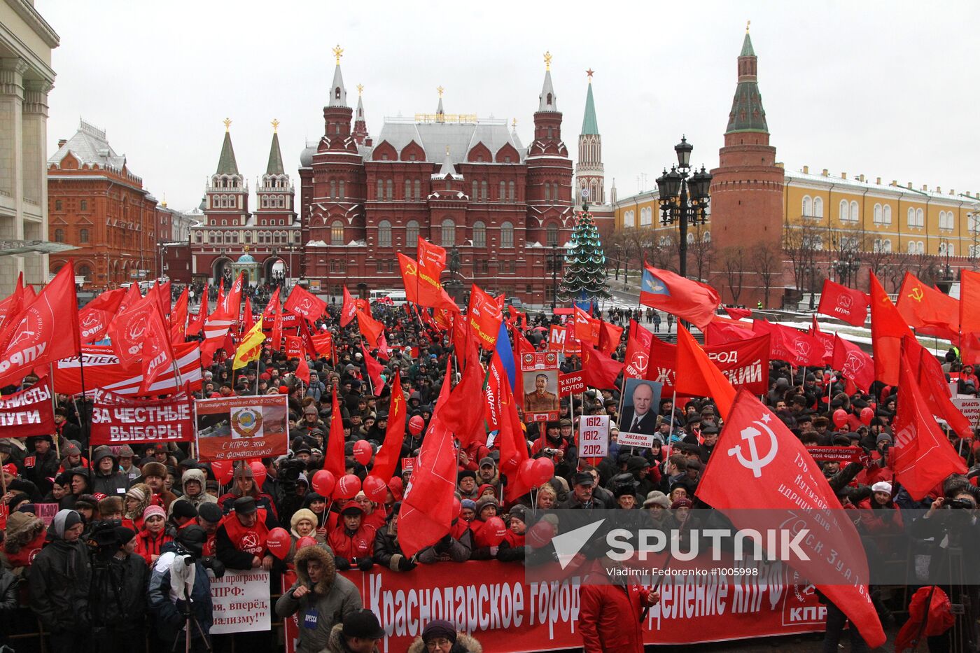 Russian Communist Party stages protest on Manezh Square