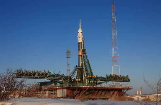 Removal of Soyuz-FG rocket with Soyuz TMA-03M manned spacecraft