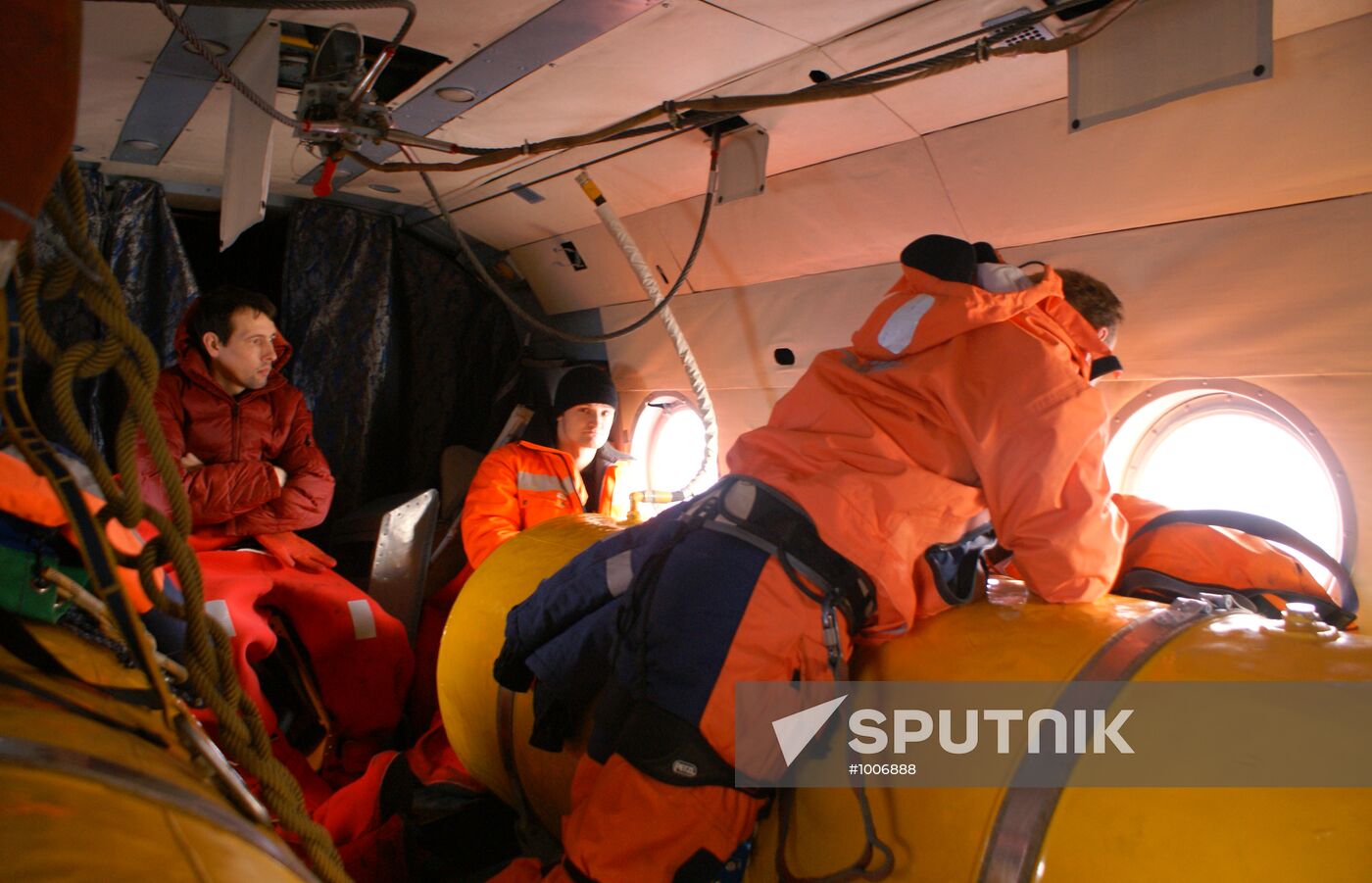 Rescue operation after Kolskaya oil rig sinks