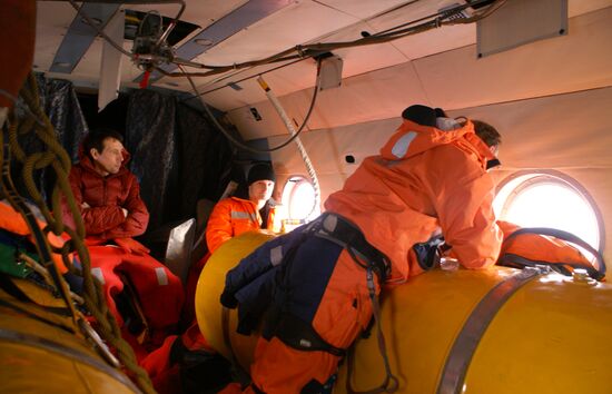 Rescue operation after Kolskaya oil rig sinks