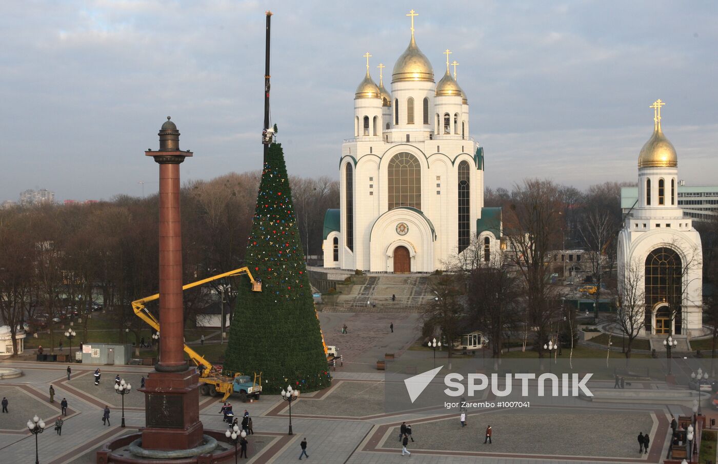 Installing a New Year's holiday tree on Victory Square in Kalini