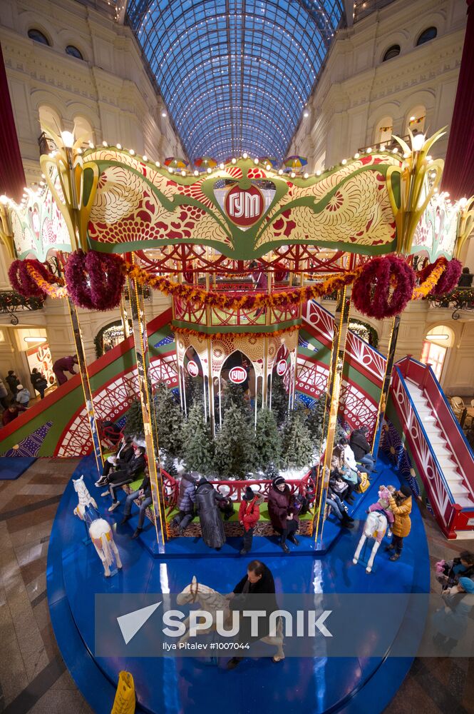 New Year decorations at Main Universal Store (GUM)