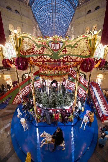 New Year decorations at Main Universal Store (GUM)