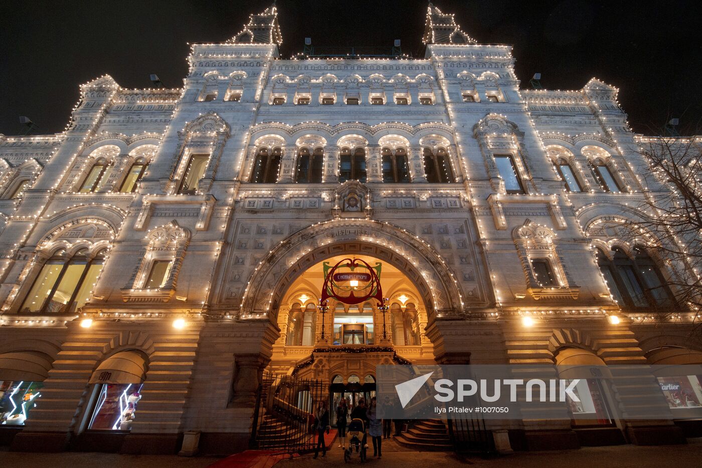 New Year decorations at Main Universal Store (GUM)