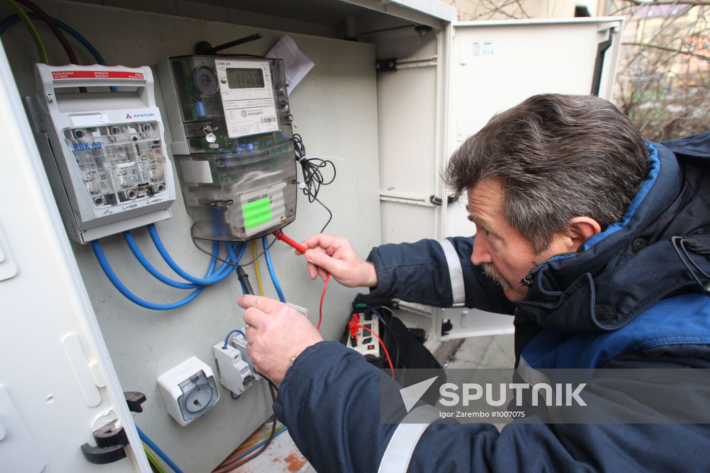 Checking on metering device calculating power consumption