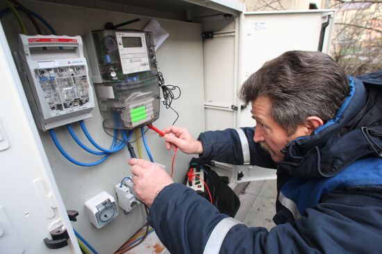 Checking on metering device calculating power consumption