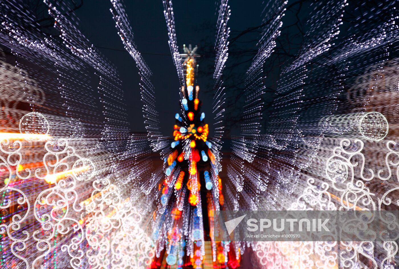 Christmas holiday market fair starts up in St. Petersburg