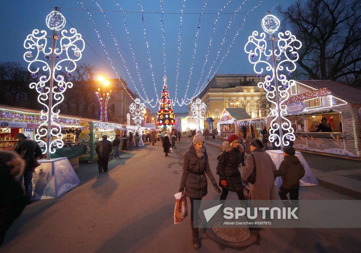 Christmas holiday market fair starts up in St. Petersburg