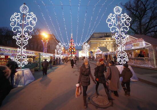 Christmas holiday market fair starts up in St. Petersburg