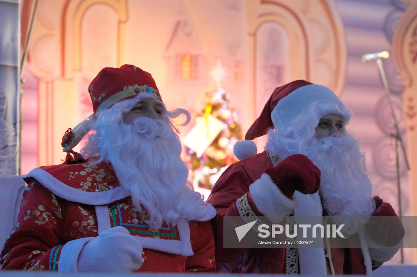 Christmas holiday market fair starts up in St. Petersburg