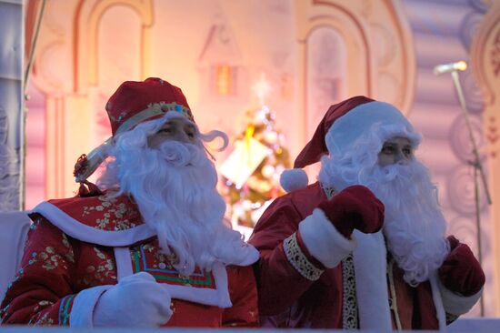 Christmas holiday market fair starts up in St. Petersburg