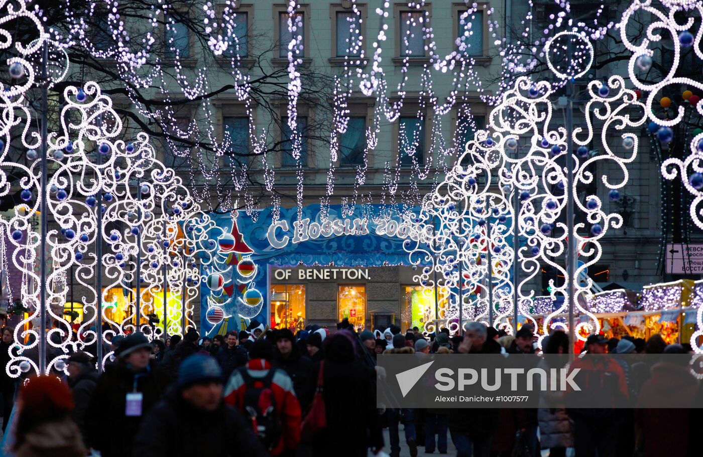 Christmas holiday market fair starts up in St. Petersburg