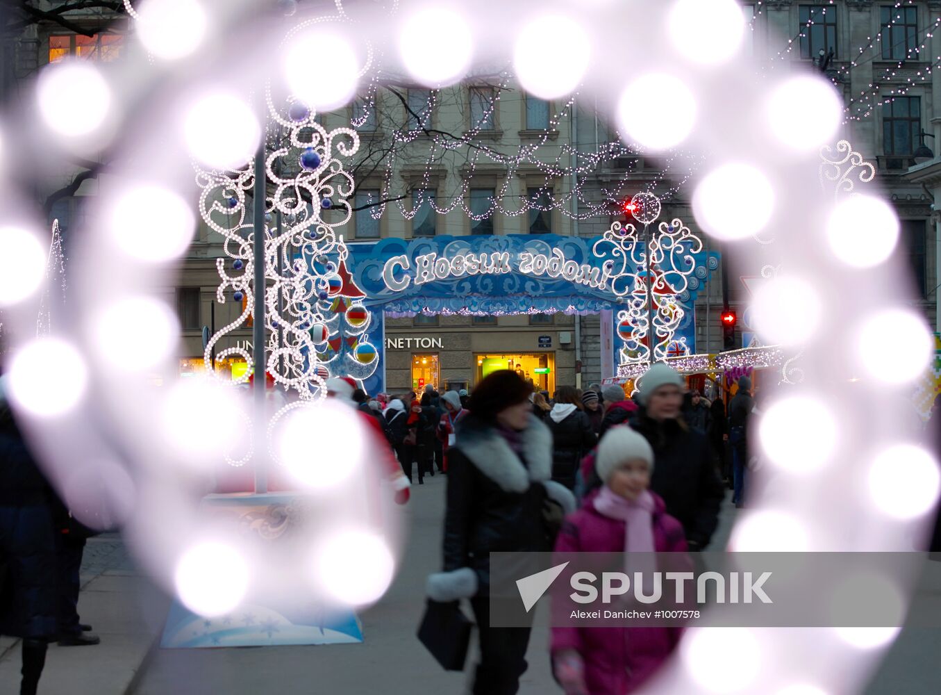 Christmas holiday market fair starts up in St. Petersburg
