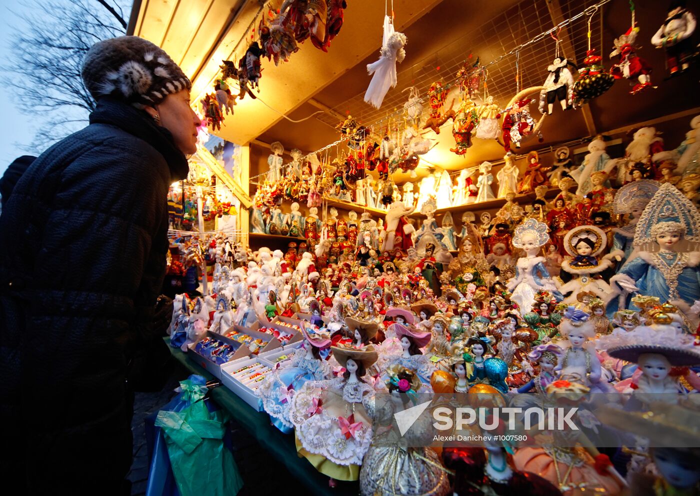 Christmas holiday market fair starts up in St. Petersburg