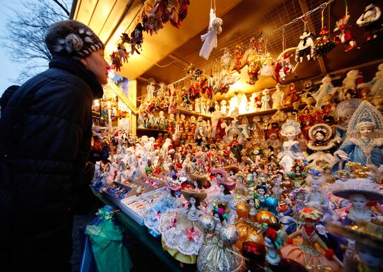 Christmas holiday market fair starts up in St. Petersburg
