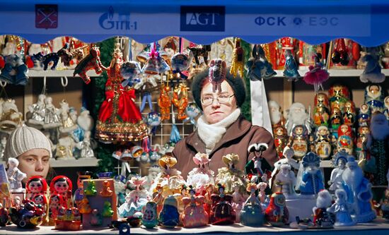 Christmas holiday market fair starts up in St. Petersburg