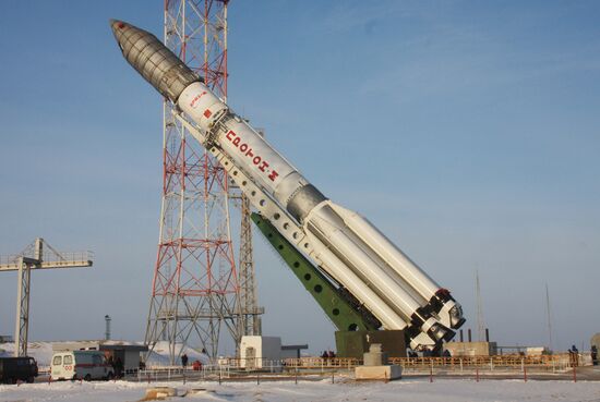 Proton M missile carried to Baikonur launchpad