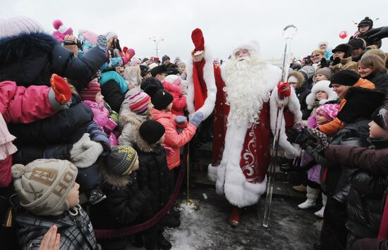 Ded Moroz is welcomed in Gorki Park