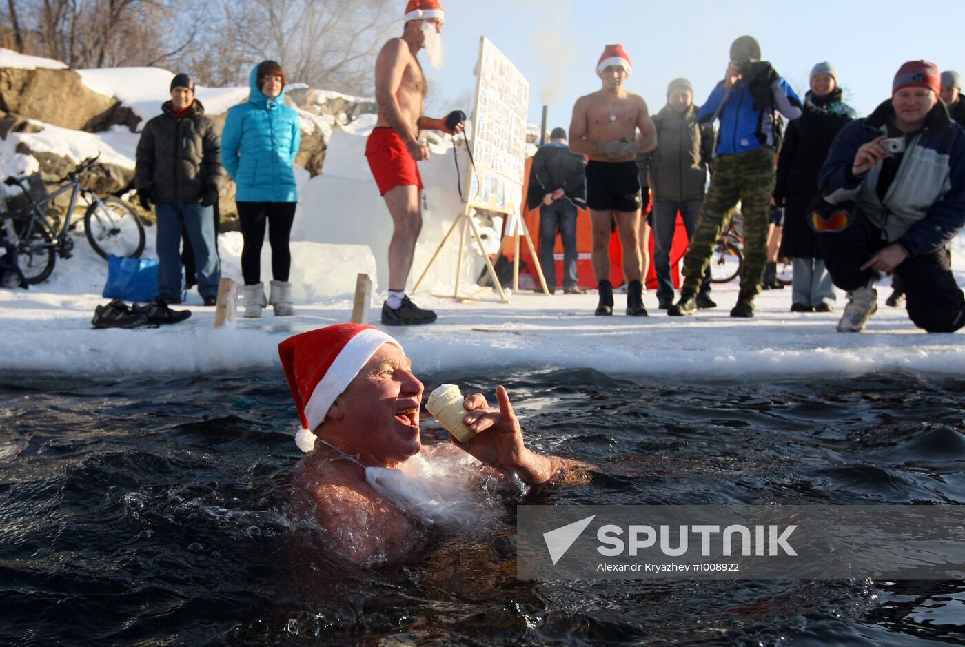 Ice swimmers hold race in Novosibirsk