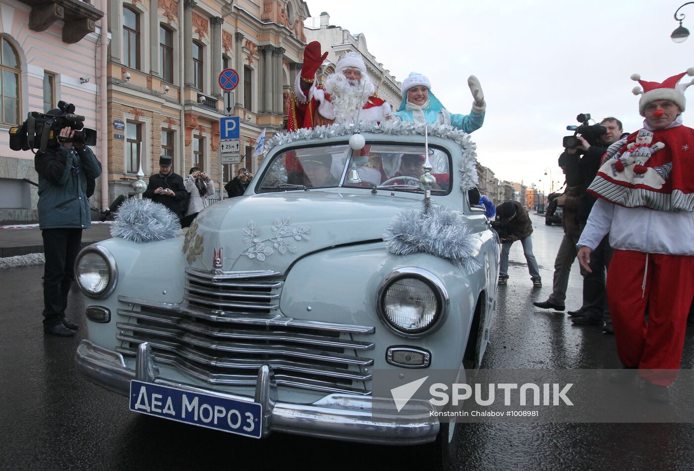 St. Petersburg residents greet Father Frost