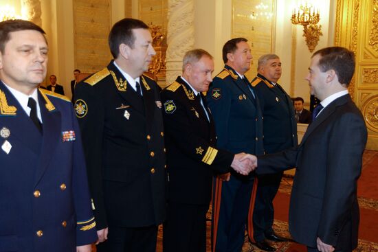 Medvedev meets with senior army officers in Kremlin