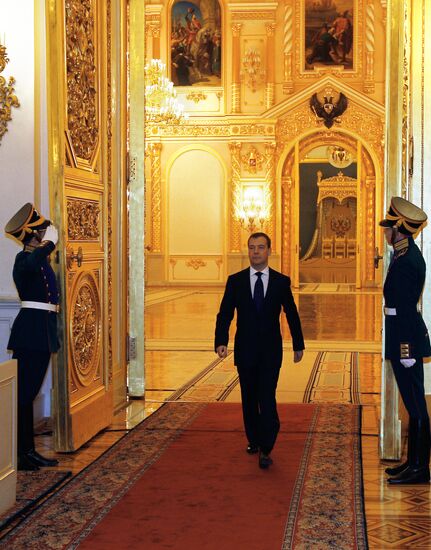 Medvedev meets with senior army officers in Kremlin