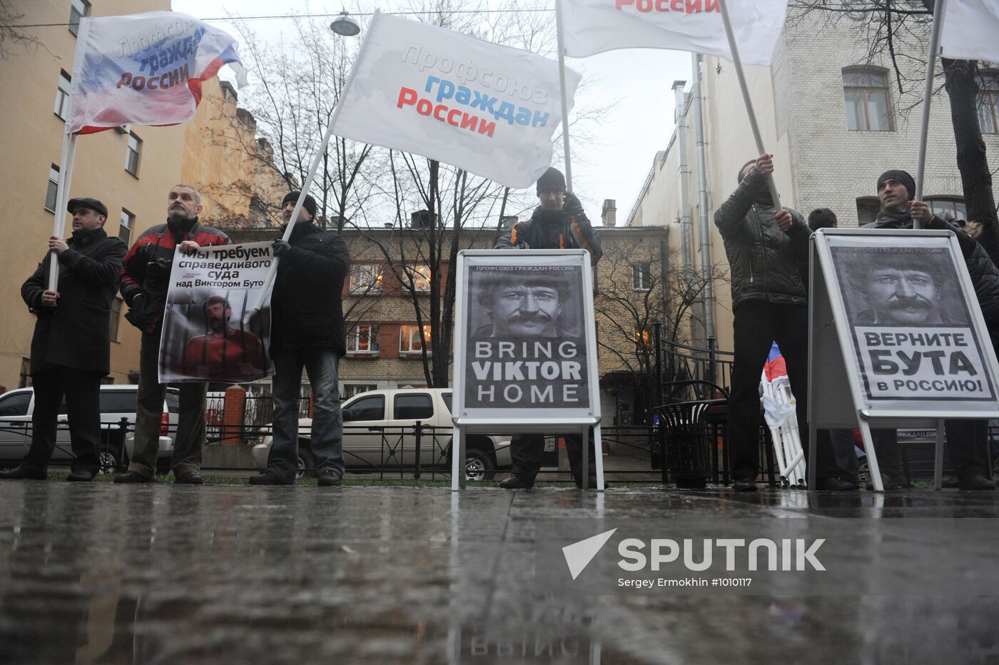 Picketing US consular office to return Viktor Bout home