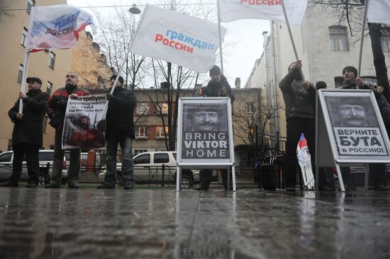 Picketing US consular office to return Viktor Bout home
