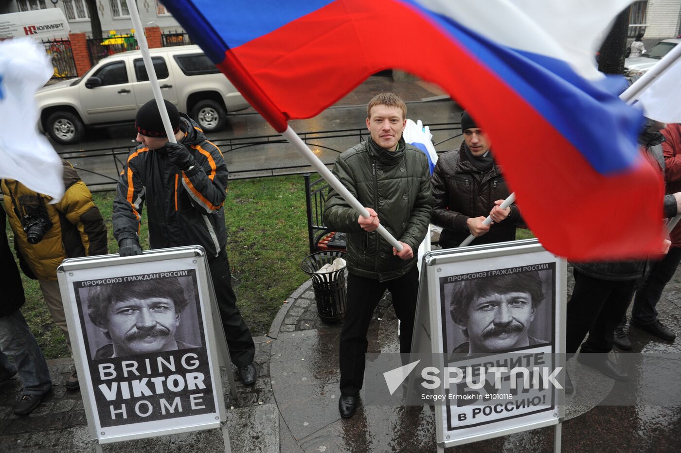Picketing US consular office to return Viktor Bout home