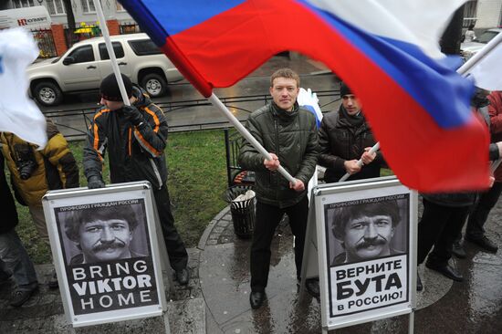 Picketing US consular office to return Viktor Bout home