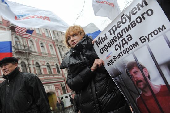 Viktor Bout's wife participating in US consular office picket