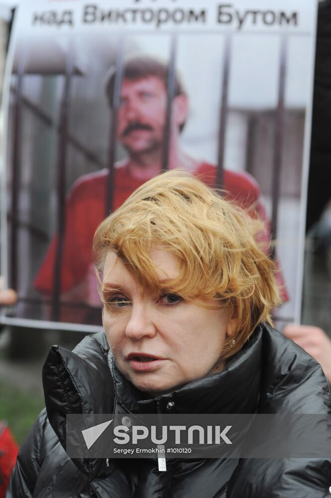 Viktor Bout's wife participating in US consular office picket