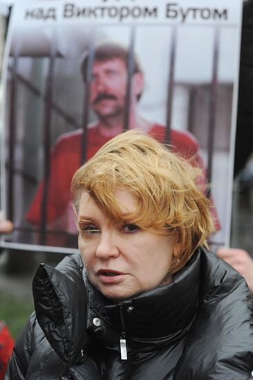 Viktor Bout's wife participating in US consular office picket