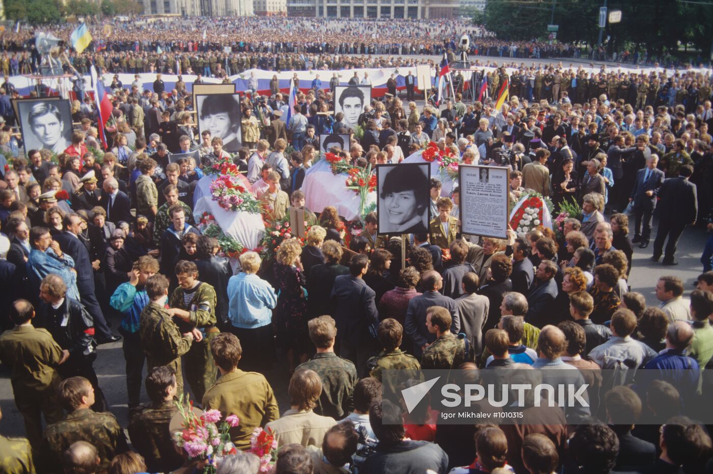 Funeral for those killed in August Putsch