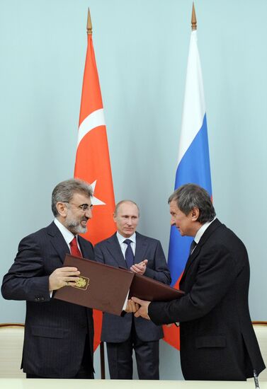 Vladimir Putin and Taner Yildiz meet in Moscow