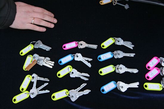 Young scientists are given keys to new apartments