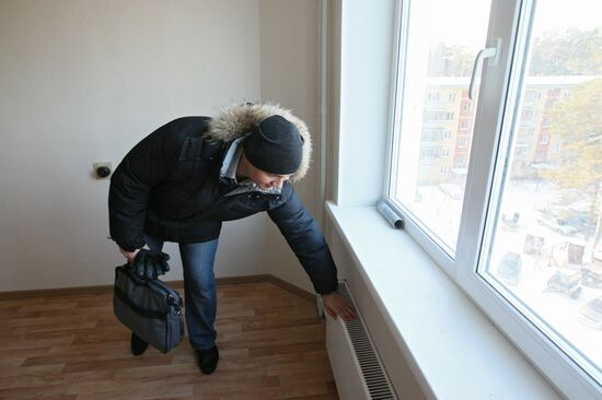 Young scientists are given keys to new apartments