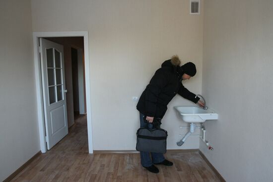 Young scientists are given keys to new apartments